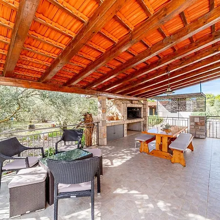 Pool House Potirna - Happy