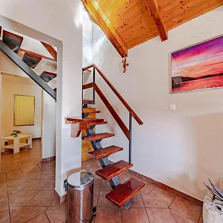 Appartement Pool House Potirna - Happy